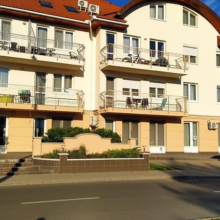 Gabi & Gabi Apartments ไฮจ์ดุสโซบอสโล ภายนอก รูปภาพ