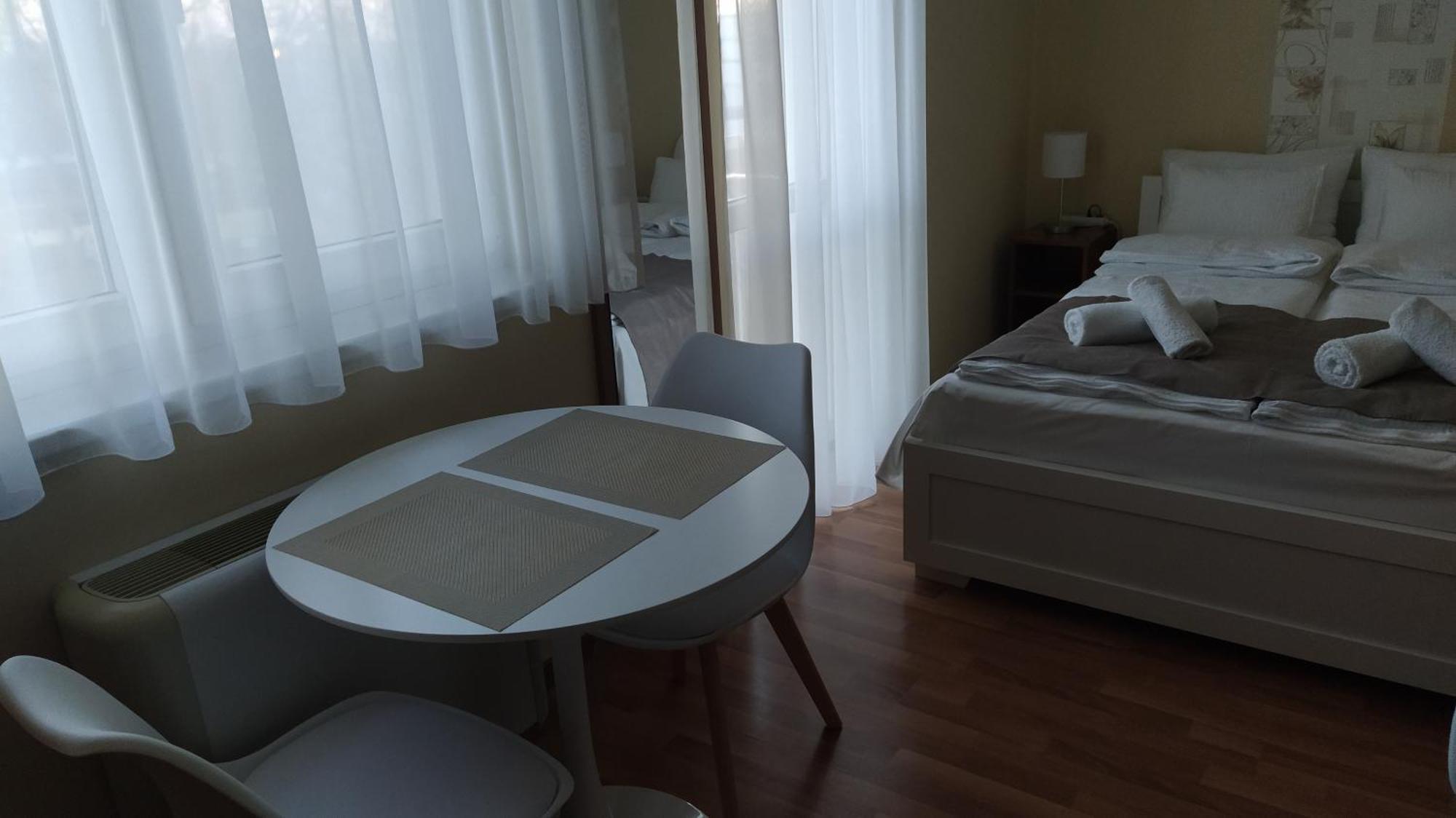 Gabi & Gabi Apartments ไฮจ์ดุสโซบอสโล ภายนอก รูปภาพ